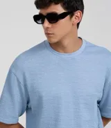 Remera celeste de algodón texturizado, corte boxy, cuello redondo y manga corta.