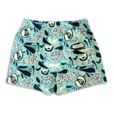 Short de baño celeste con estampado de motivos marinos en negro. Tiene elástico en la cintura, tres bolsillos y mesh interior hipoalergénico. La tela es de secado rápido y tiene doble costura de seguridad.