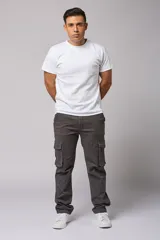 Pantalón cargo color marrón claro de gabardina, corte recto y tiro medio, con bolsillos laterales con solapa y bolsillos traseros.