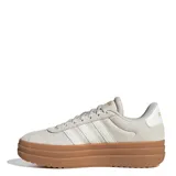 Championes urbanos Adidas VL Court Bold, color crema con detalles en blanco y suela marrón.