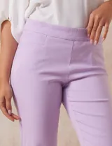 Pantalón recto verde esmeralda de gabardina elastizada, marca Zac & Rachel. Tiene pretina ancha con faja interna modeladora, bolsillos simulados en la parte delantera y bolsillos ojal en la parte trasera.