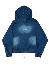 Canguro de jean azul con capucha, corte boxy y cordón ajustable en la cintura.