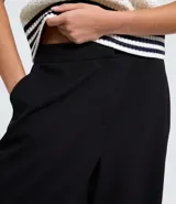 Pantalón de vestir femenino, color bordó, de corte recto y tiro alto, confeccionado en tejido de poliéster y viscosa. Presenta bolsillos tipo cuchillo.