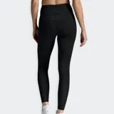 Calza de compresión larga, color negro, de tiro alto y tejido suave. Presenta costuras planas y detalles de logotipo tonales mínimos.