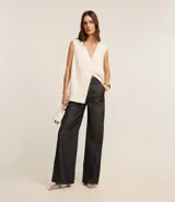 Pantalón wide leg de jeans color azul oscuro, de tiro alto, con trabillas en la cintura, bolsillos y cierre tradicional.