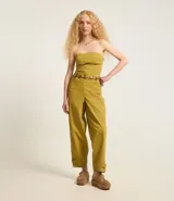 Pantalón balloon de sarga color verde oliva, con cintura alta, trabillas, cierre con botón y cremallera, bolsillos delanteros y detalle de martingale en la parte baja.