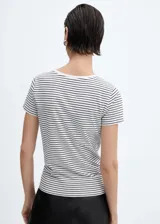Camiseta blanca con rayas horizontales rojas, cuello redondo y logo estampado en el centro del pecho.