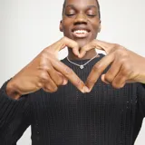 Collar de aleación de metales bañado en plata de ley con cadena de eslabones trenzados y un pequeño dije de corazón liso.