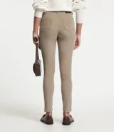 Pantalón skinny de terciopelo cotelê color marrón, con cintura mediana, bolsillos delanteros y traseros, cierre por botón y cremallera.