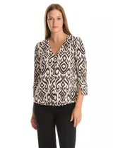 Blusa de seda fría estampada en tonos beige y negro, marca Zac & Rachel. Presenta escote en V, botones decorativos en la parte delantera y mangas 3/4 con tajo.