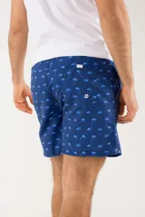 Short de baño azul con estampado de hojas de palmera en tonos azules, blancos y rosados.