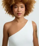 Body básico color durazno, con escote asimétrico y un solo hombro. Confeccionado en microfibra de poliamida y elastano.