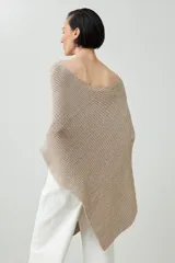 Capa tejida color tostado con diseño irregular y cuello bote.