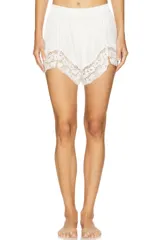 Short blanco con cintura elástica y detalle de encaje en el ruedo.