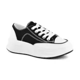 Championes blancos de cuero sintético con plataforma y cordones.