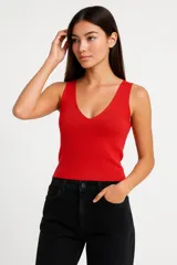 Musculosa roja de punto con escote en V y breteles anchos.