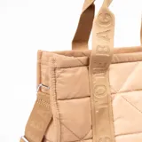Bolso tipo shopper color beige con diseño acolchado en forma de rombos. Tiene doble asa corta con la inscripción "TOTE BAG" y correa larga extraíble. Cierre superior con cremallera y bolsillo interno.