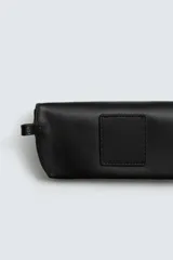 Funda de gafas de cuero marrón oscuro con cierre a presión y asa de mano.