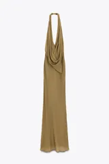 Vestido largo color verde oliva, confeccionado en viscosa, con cuello halter y escote pronunciado con tejido drapeado. Presenta espalda descubierta y forro interior.