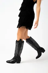 Vestido corto con flecos color mostaza y breteles finos.