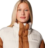 Campera puffer corta Columbia Pike Lake II Cropped, color beige y blanco, con tecnología térmica reflectante Omni-Heat™, aislamiento de poliéster 100 % reciclado, puños con forro de jersey, protector de mentón, cremallera central delantera de doble dirección, bolsillo interior de seguridad, bolsillos laterales con cremallera, puños elásticos y dobladillo ajustable con ceñidor.
