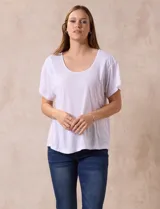 Remera amarilla de lino y poliéster, manga corta con fruncido en los hombros y escote redondo.