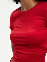 Top negro ajustado de mangas cortas y cuello redondo.