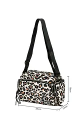 Bandolera con estampado animal print de leopardo en tonos beige, marrón y negro. Tiene correa larga regulable negra, cierre superior y bolsillos frontales con cierre.