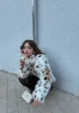 Campera corta de piel sintética con estampado animal print en tonos blanco, marrón y negro.