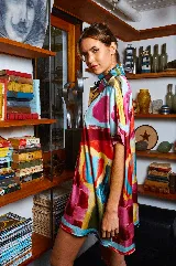 Camisola corta de seda estampada con cuello camisero, calce holgado y mangas cortas.