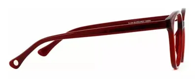 Armazón de acetato color borgoña, con forma de ojo de gato y patillas con núcleo de metal plateado.