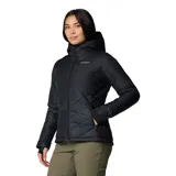 Campera puffer color salmón con capucha, cierre frontal y bolsillos laterales con cierre. Cuenta con tecnología termorreflectante Omni-Heat™ y puños con orificios para los pulgares.