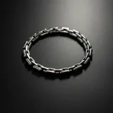 Pulsera de acero plateado con eslabones rectangulares.