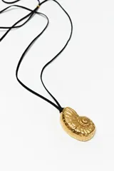 Collar con cordón marrón y dije de caracol plateado.