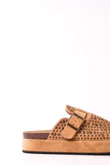 Zuecos color camel con plataforma, detalle de tachas y hebilla dorada.