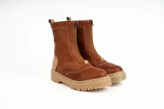 Bota de cuero color marrón terracota, con caña media, cierre frontal con cremallera y suela track color beige.