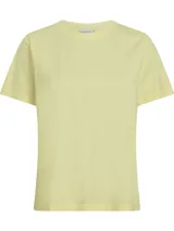 Remera amarilla de algodón orgánico, mangas cortas y cuello redondo. Logo de Calvin Klein en relieve tonal.