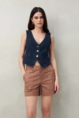 Short negro de algodón, de tiro medio, con bolsillos delanteros y traseros.