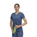 Remera Puma color azul con cuello en V y logo pequeño en el pecho.