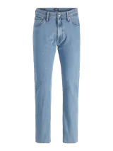 Pantalón jean celeste de corte recto, con tiro medio y calce relajado. Confeccionado en tejido de sarga 100% algodón, con cierre de cremallera y botón. Diseño clásico de cinco bolsillos.