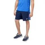 Short deportivo azul marino de hombre, marca New Balance, con logo estampado en blanco y una franja azul más clara en el lateral.