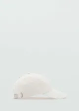 Gorra de béisbol blanca de algodón con cierre ajustable en la parte posterior.