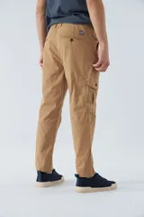 Pantalón cargo slim fit color gris oscuro, con cierre de botón y cremallera, trabillas para cinturón y bolsillos cargo con botones.