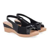 Sandalia de taco bajo color negro, con diseño moderno y cómodo, ideal para uso diario.