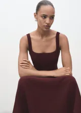 Vestido midi color borgoña, de corte evasé y tirantes anchos, con escote cuadrado y cierre de cremallera en la espalda.