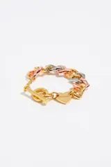 Pulsera de cadena gruesa con eslabones en forma de corazón en tonos dorado, plateado y rosado. Presenta un cierre de barra T y un dije de corazón dorado con logo grabado.