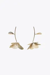 Par de aros colgantes dorados con forma de flor en relieve. Cierre con tuerca.