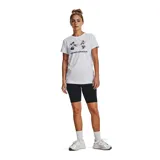 Remera deportiva Under Armour color fucsia con logo blanco estampado en el frente.