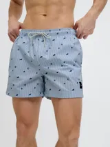 Short de baño celeste con rayas verticales blancas y estampado de motivos marinos en azul. Cuenta con cintura elástica ajustable con cordón y bolsillos laterales.