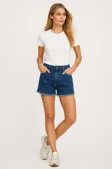 Short de jean negro con calce medio y terminación desflecada.